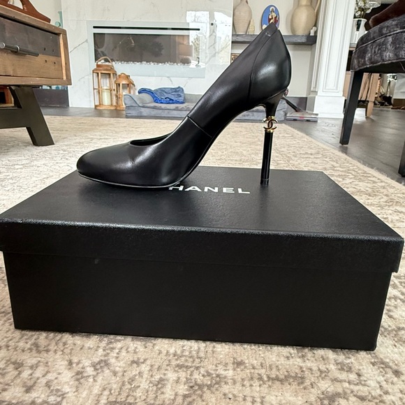CHANEL Black and Gold Heels - Picture 2 of 13